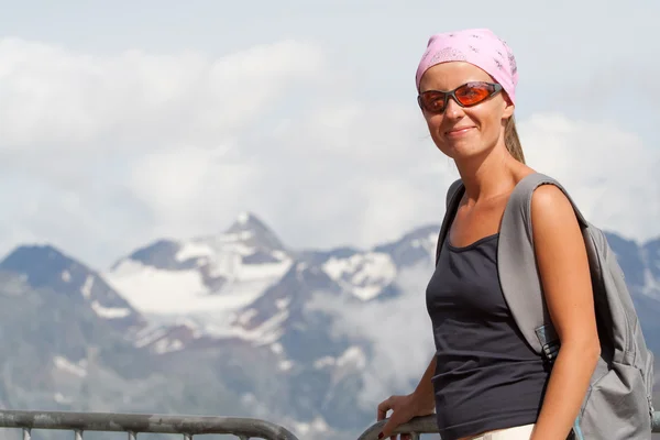 Genç kadın yüksek dağlarda — Stok fotoğraf