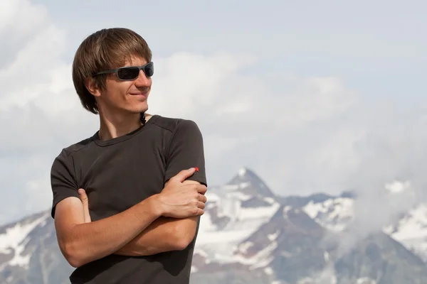 젊은 사람이 높은 산에 — 스톡 사진