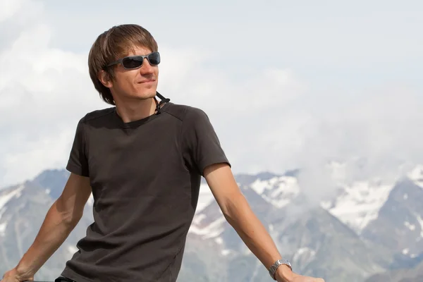 Stock image Young man enjoying the mountains