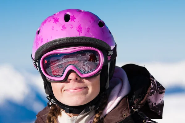 Menina no capacete de esqui sorrindo — Fotografia de Stock