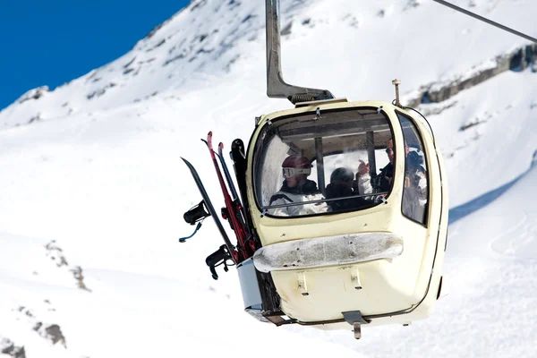 Gondelbahn auf Skigebiet — Stockfoto