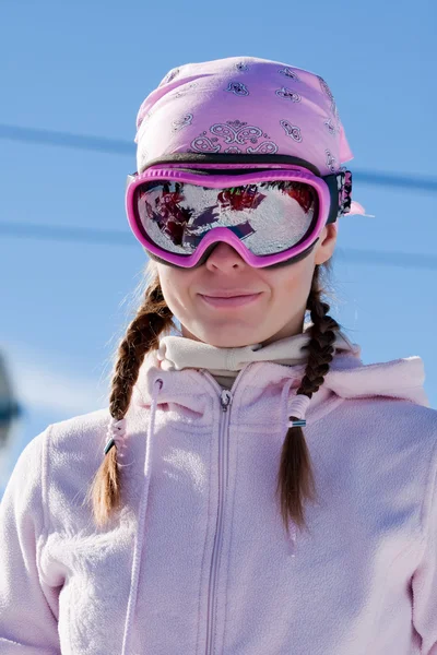 Молодая девушка на горнолыжном курорте — стоковое фото