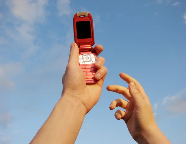 Hand hält ein Mobiltelefon — Stockfoto