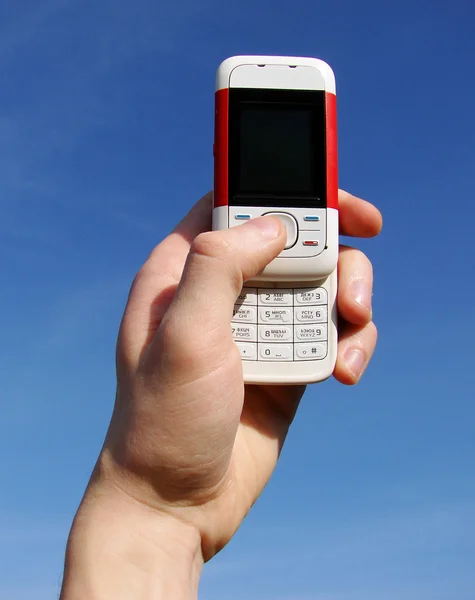 Hand som håller en mobil — Stockfoto
