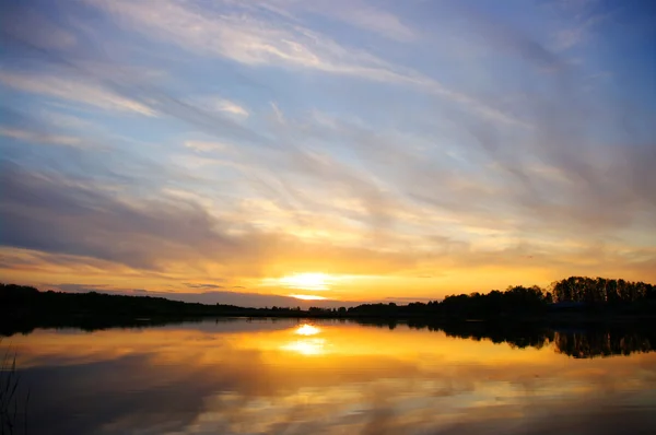 Zonsondergang van het meer — Stockfoto