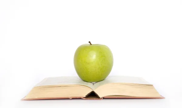 Книга и яблоко — стоковое фото
