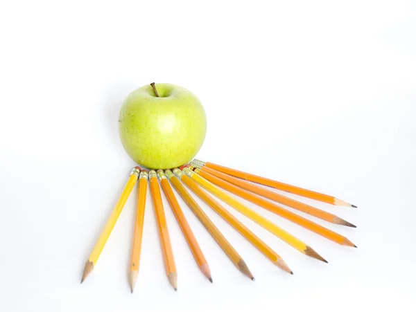 Карандаши и яблоки — стоковое фото