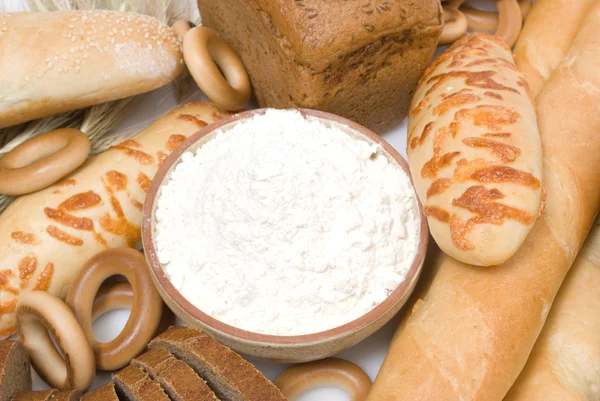 Bröd på den vita bakgrunden — Stockfoto