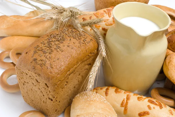 Beyaz zemin üzerine ekmek — Stok fotoğraf