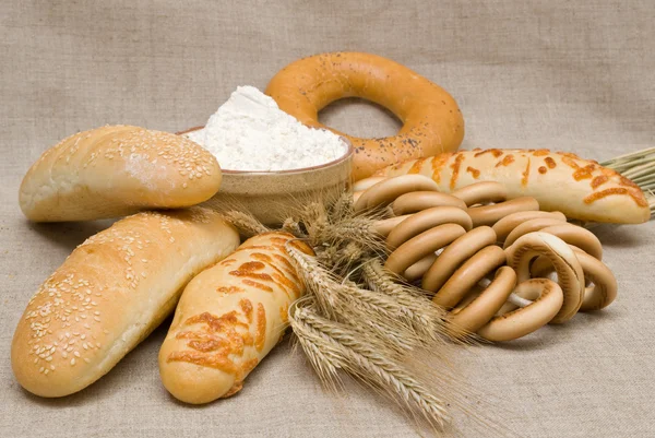 Alimentos de panadería y hojas de trigo — Foto de Stock