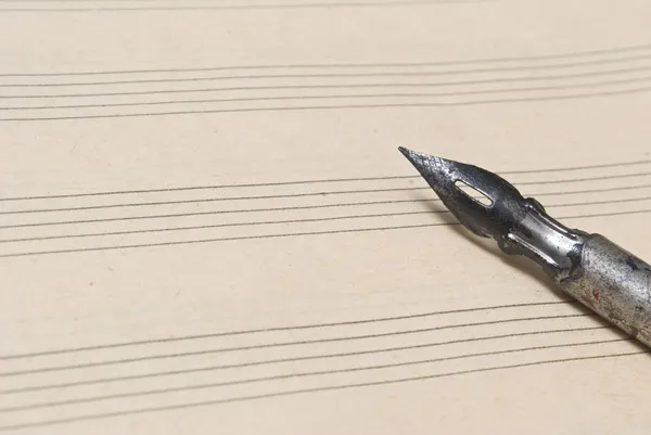 ペンと音楽のシート — ストック写真