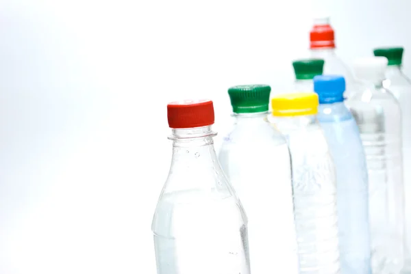 Пластикові пляшки мінеральної води ізольовані на білому тлі — стокове фото