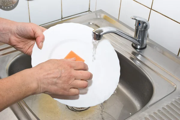 Washing plate in the kitchen — Stock Photo, Image
