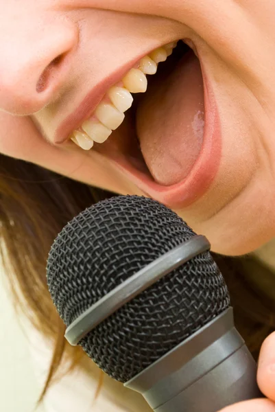 Sjungande mikrofon flicka — Stockfoto