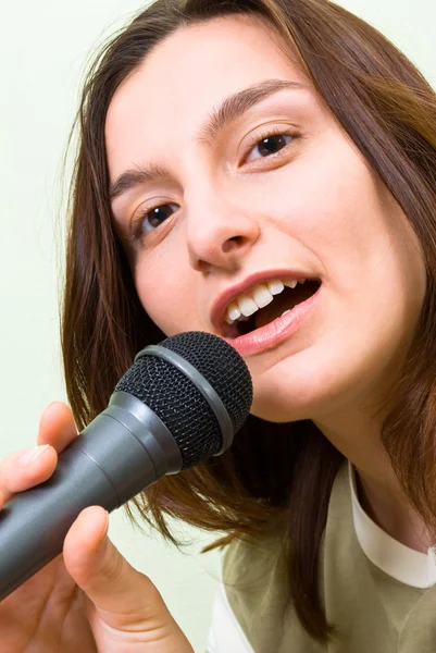 Mädchen singen Mikrofon — Stockfoto