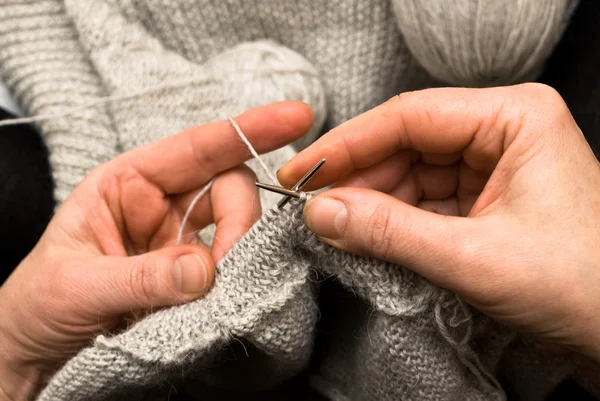 Tricoter une robe de laine — Photo