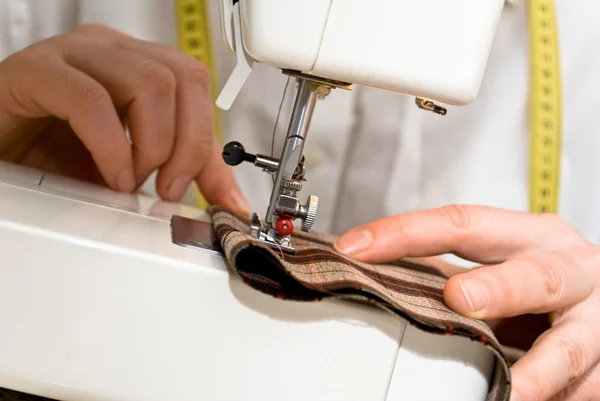Costura manual en una máquina — Foto de Stock