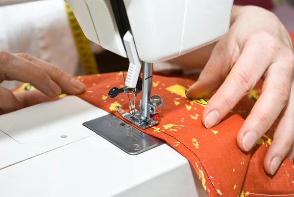 Naaimachine met rode kleding naaien, wit — Stockfoto