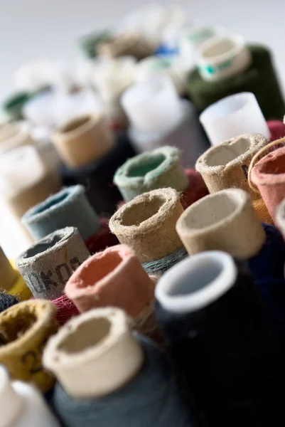 Veel-gekleurde spoelkokers van draad — Stockfoto