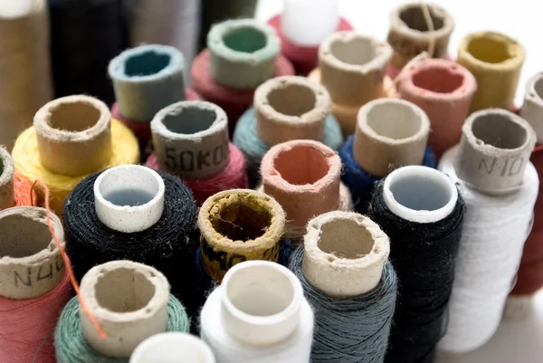 Veel-gekleurde spoelkokers van draad — Stockfoto