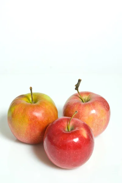 Rode appels geïsoleerd op de witte achtergrond — Stockfoto