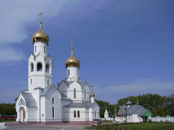 Igreja com cúpulas de ouro — Fotografia de Stock