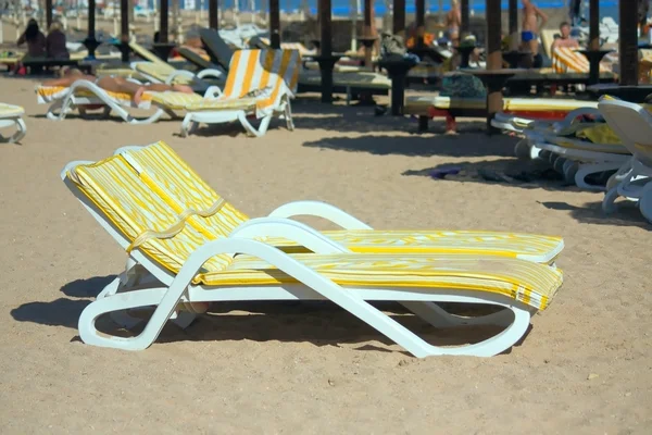 Liegestühle am Strand — Stockfoto