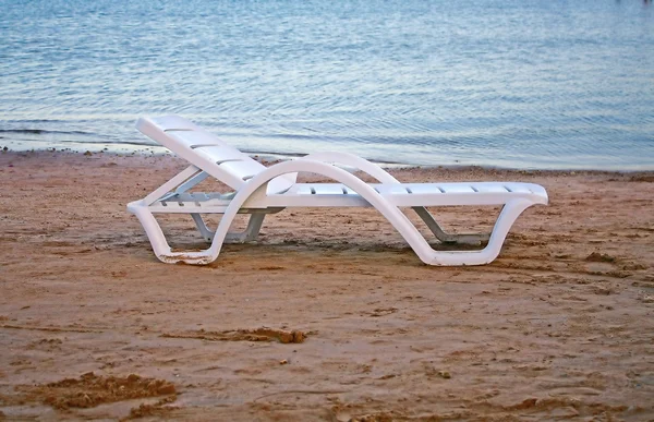 Güverte sandalyeleri sahilde. — Stok fotoğraf