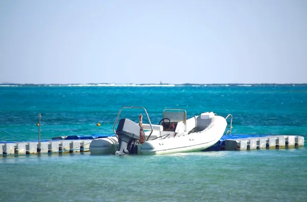 Barco de goma con motor — Foto de Stock