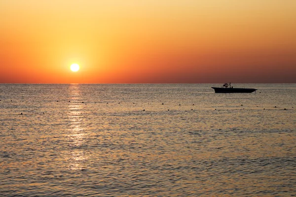 Stock image Silhouette boat with beautiful sunrise