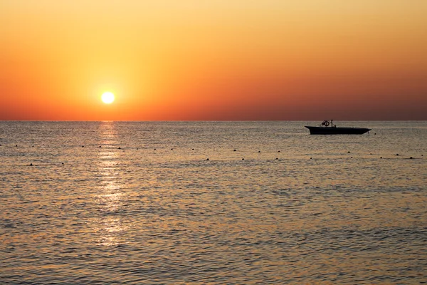 Силуетний човен з красивим схід сонця Стокова Картинка