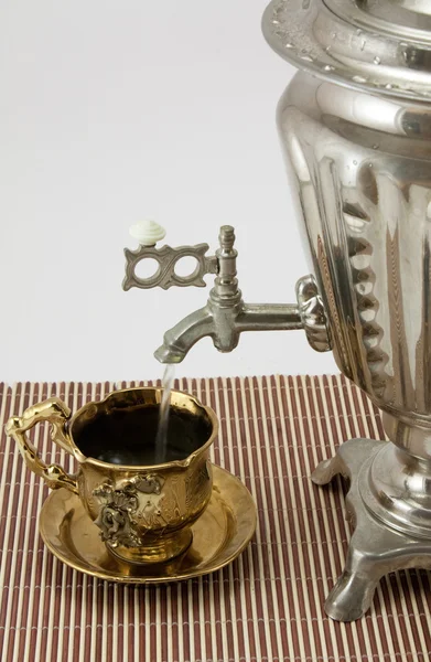 Tee aus einem Samowar. Stockfoto