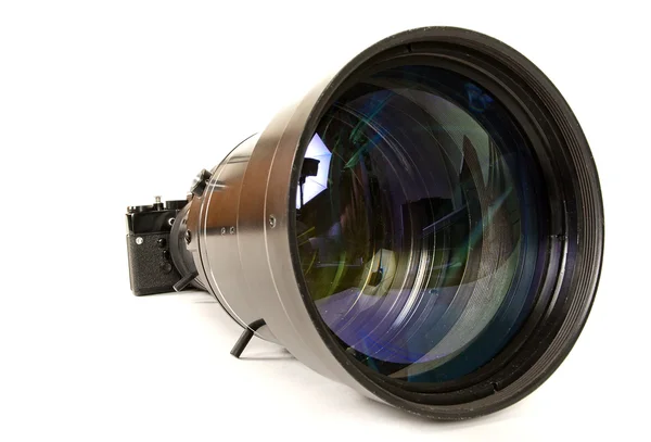 Kamera und Objektiv auf weißem Hintergrund — Stockfoto