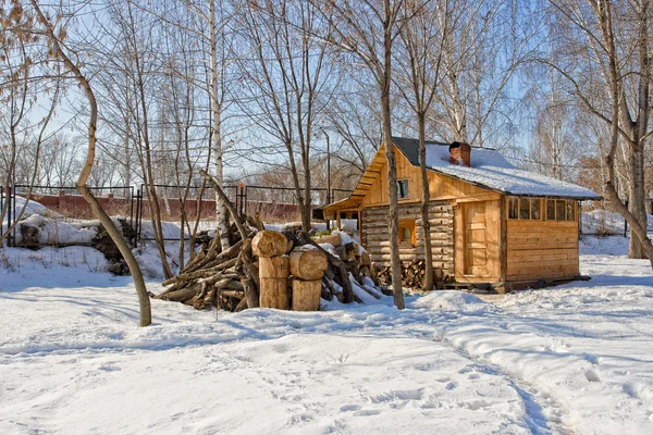 Невеликий дерев'яний будинок — стокове фото