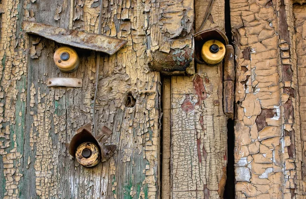 Puerta de madera vieja con tres campanas —  Fotos de Stock