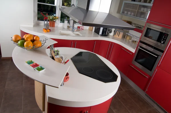 Kırmızı modern bir mutfak — Stok fotoğraf
