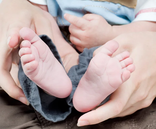 Yeni doğan çocuk bakmakta ellerini — Stok fotoğraf
