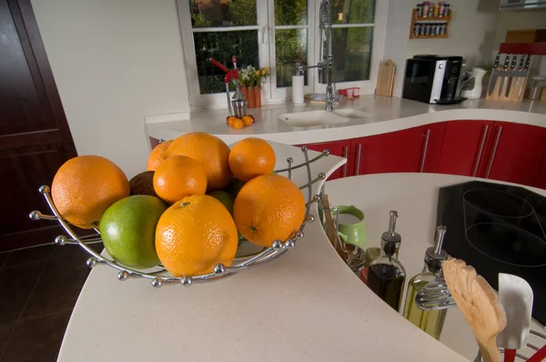 Frutas na cozinha moderna vermelha — Fotografia de Stock