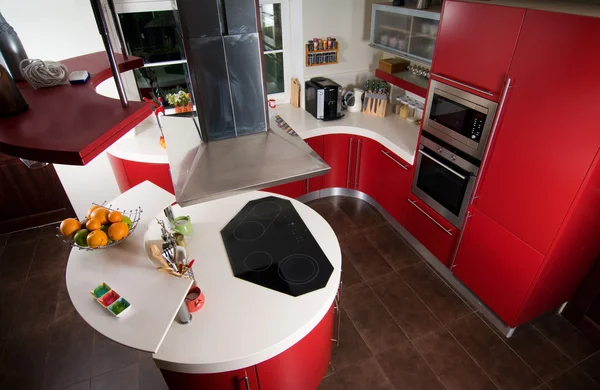 Червоний сучасна кухня — стокове фото