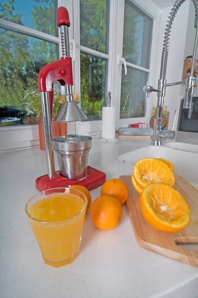 Sinaasappelen op rode moderne keuken — Stockfoto