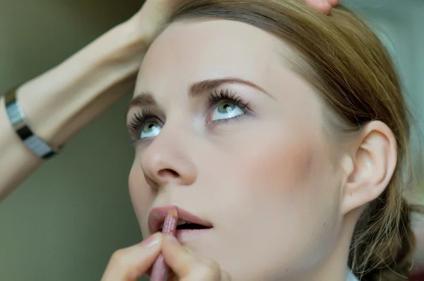 Woman applying makeup — Stock Photo, Image