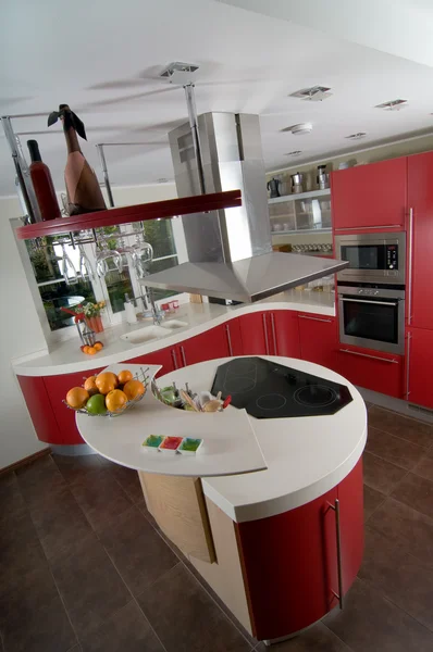 Kırmızı modern bir mutfak Stok Fotoğraf