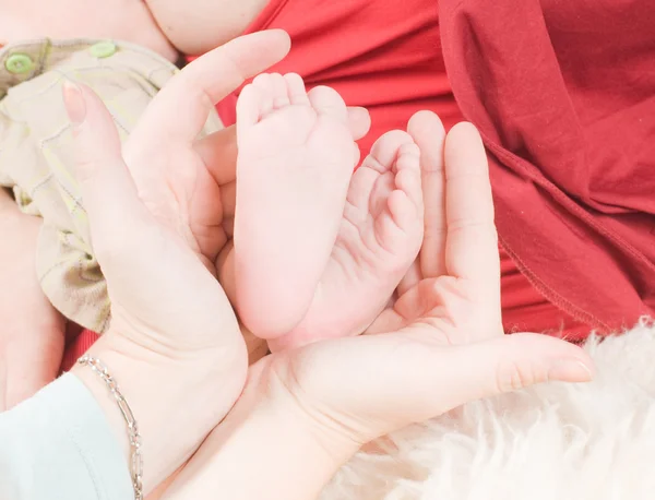 Recém-nascido e mãos — Fotografia de Stock
