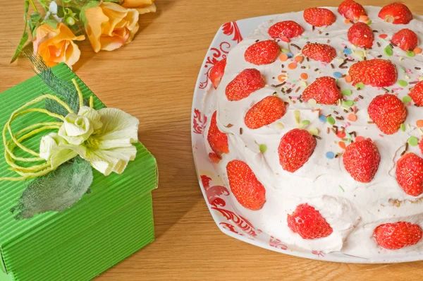 Cake and present — Stock Photo, Image