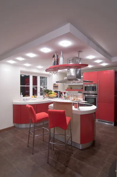 Kırmızı modern bir mutfak. — Stok fotoğraf