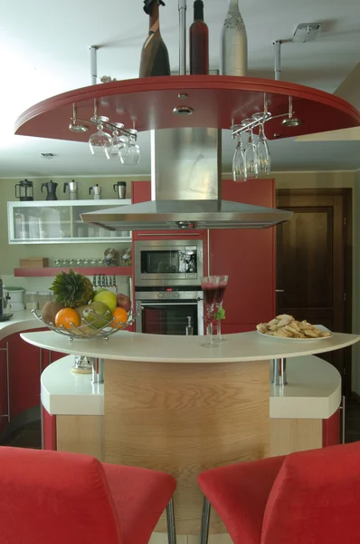 Červené moderní kuchyň. — Stock fotografie