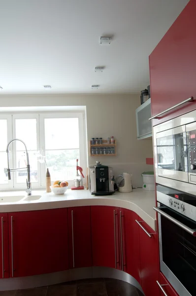Kırmızı modern bir mutfak. — Stok fotoğraf