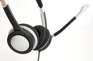 Mikrofonlu kulaklıklar.