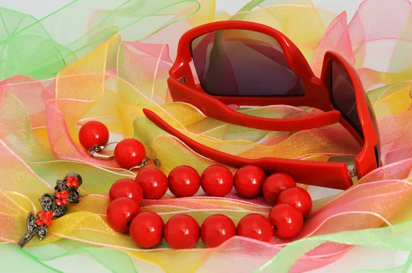 Óculos, braceletes e brincos — Fotografia de Stock