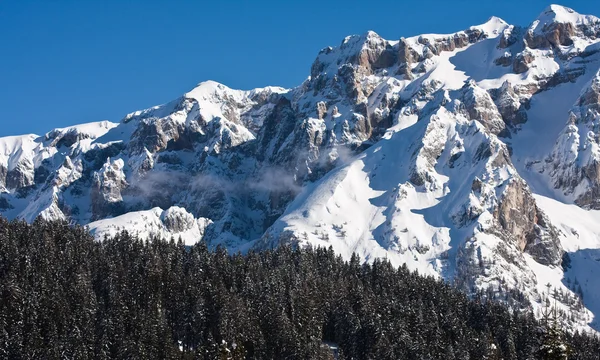 Yüksek dağlarda kar altında — Stok fotoğraf